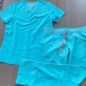 Catarina™ One-Pocket Scrub Top + Kade™ Cargo Scrub Pants in Aqua Size S